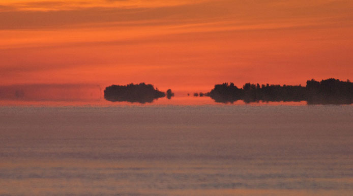 Ciel rouge se réfléchissant sur le fleuve tôt le matin.