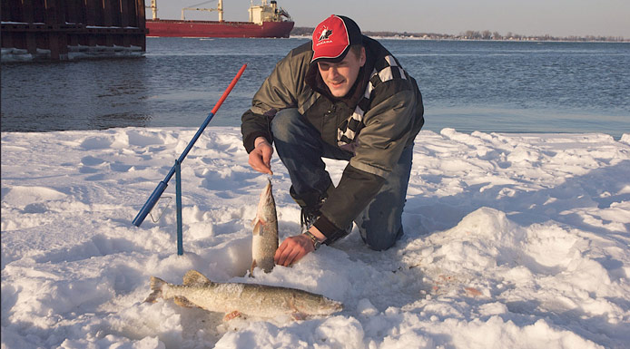 La pêche sur la glace sur le fleuve Saint-Laurent.