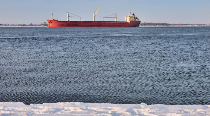 Navire en hiver sur le fleuve