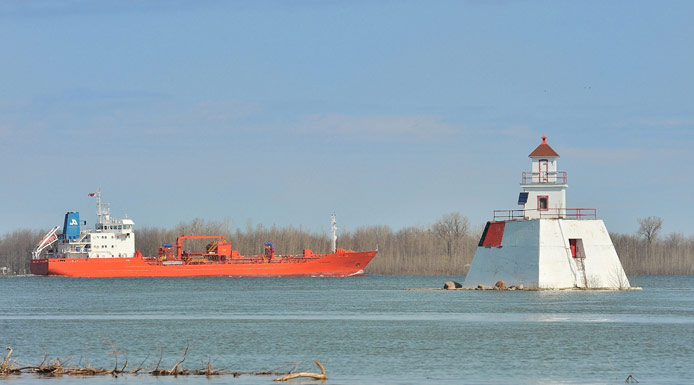 Navire et phare de l'île du Moine