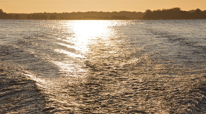 Réflexion du soleil sur l'eau